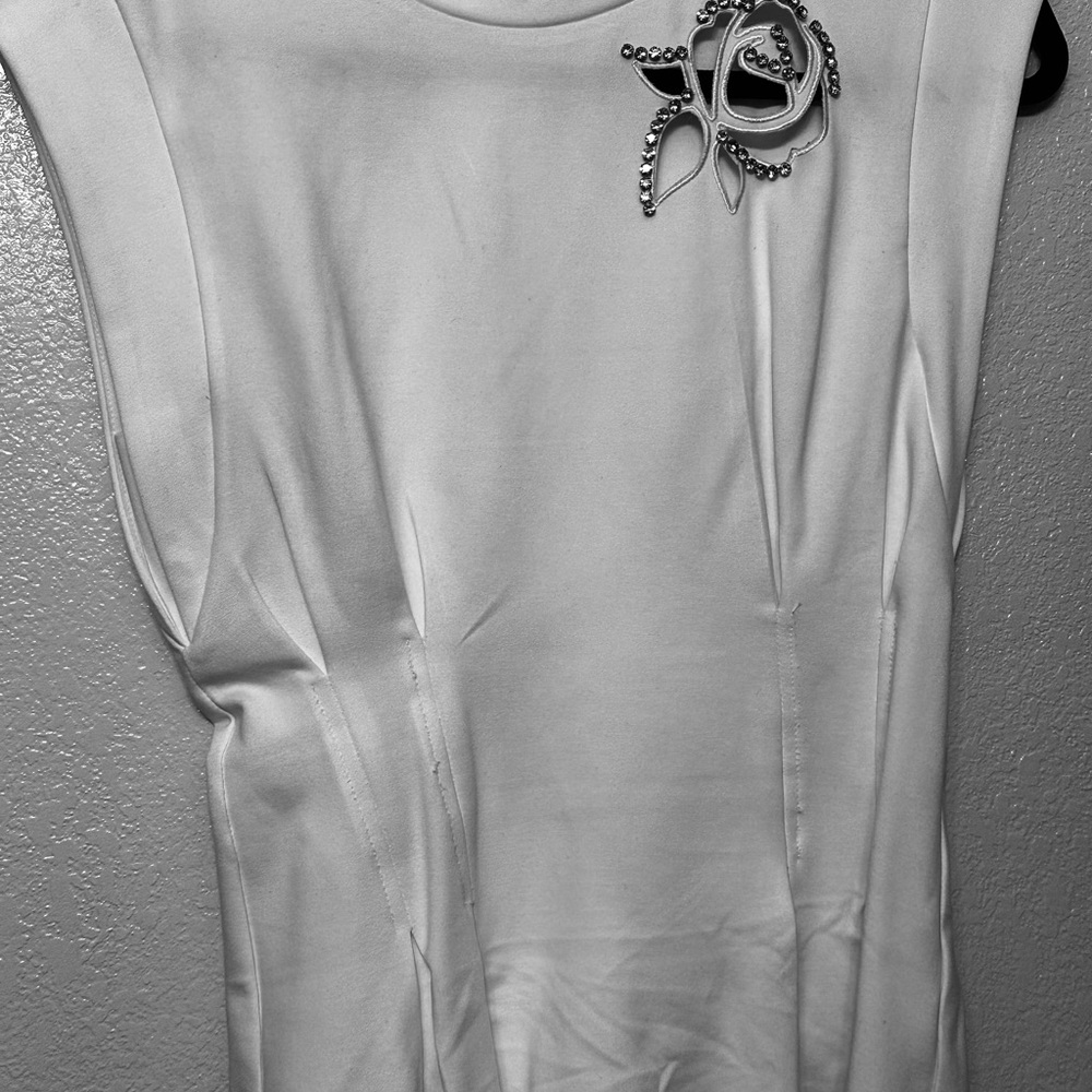 Elegant White Sleeveless Top with Floral Accent